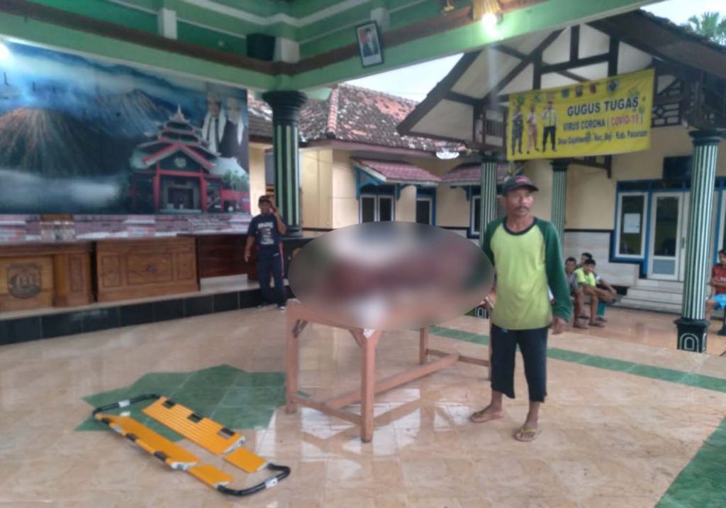 Jenazah korban saat dibawa ke balai desa