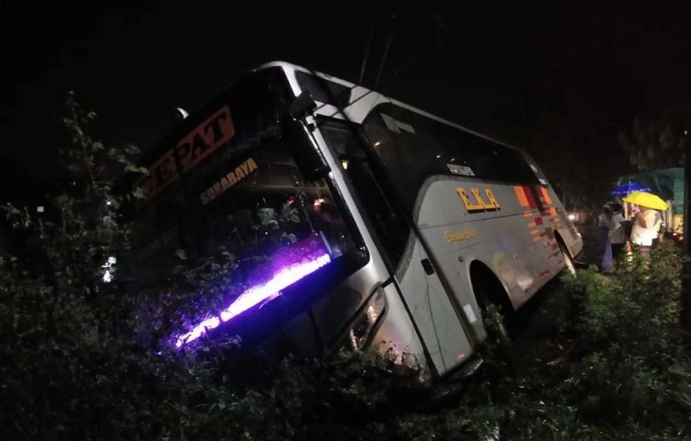 Bus Eka terhenti di parit jalan setelah menyeruduk dua motor di Balongbendo, Sidoarjo