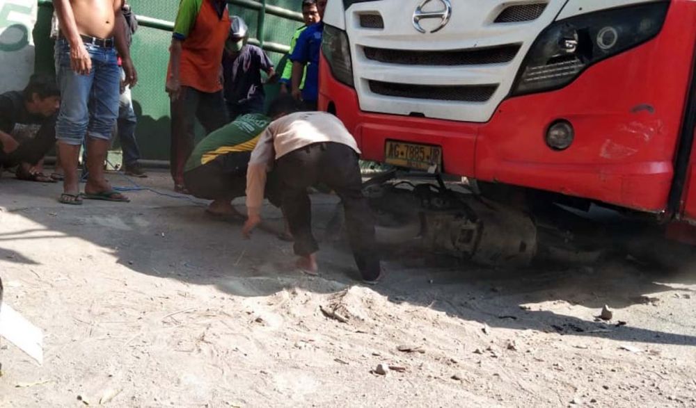 Motor masuk kolong setelah dihantam Bus Harapan Jaya di Tulungagung