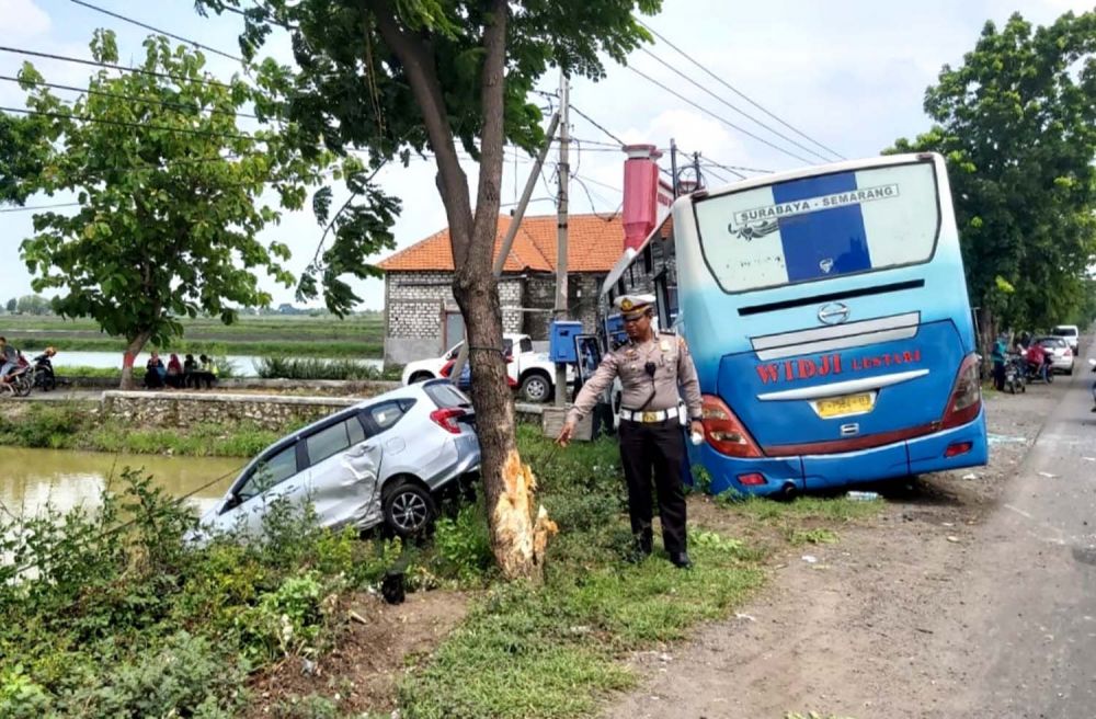 Bus dan mobil Calya yang ditabrak hampir masuk tambak di Duduk Sampeyan, Gresik