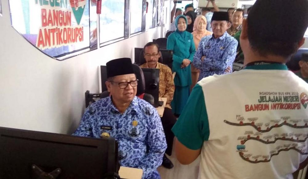 Bupati Maryoto Birowo mengikuti pemaparan Staf KPK di Bus KPK dalam Road Show Bus KPK 2019 Jelajah Negeri Bangun Antikorupsi di Tulungagung