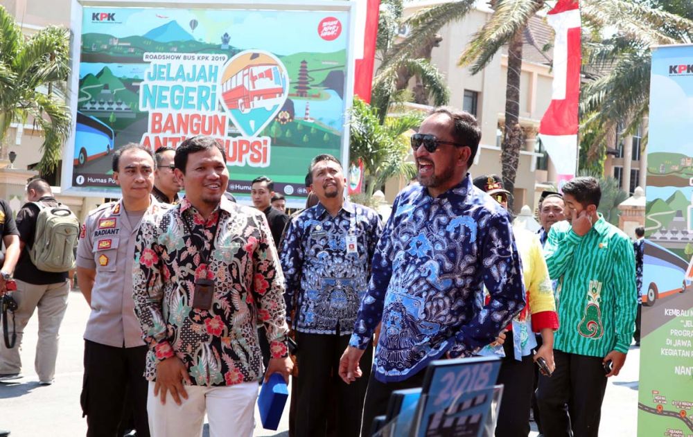 Bupati Ipong menyambut Road Show Bus KPK yang singgah di Ponorogo
