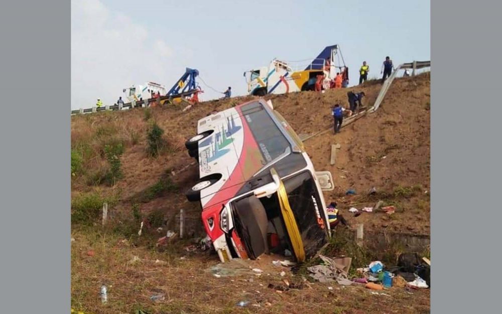 Kecelakaan tunggal Bus Kramat Jati di KM 718, Tol Surabaya Mojokerto (Sumo) beberapa waktu lalu