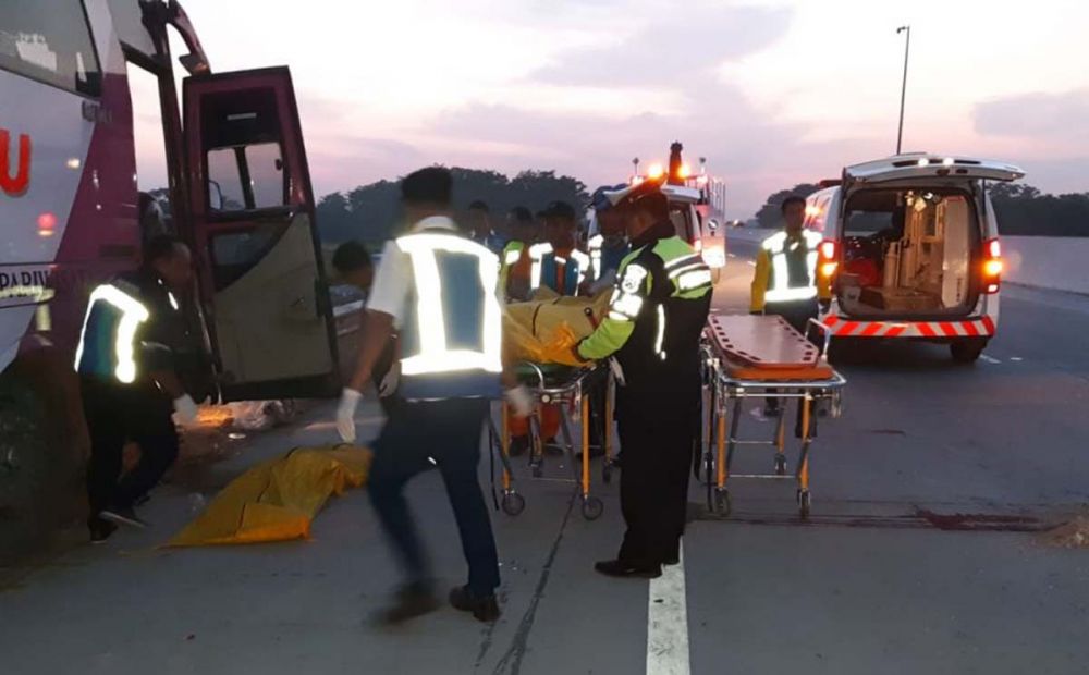 Petugas mengevakuasi jenazah korban kecelakaan bus tabrak truk di Tol Gempol