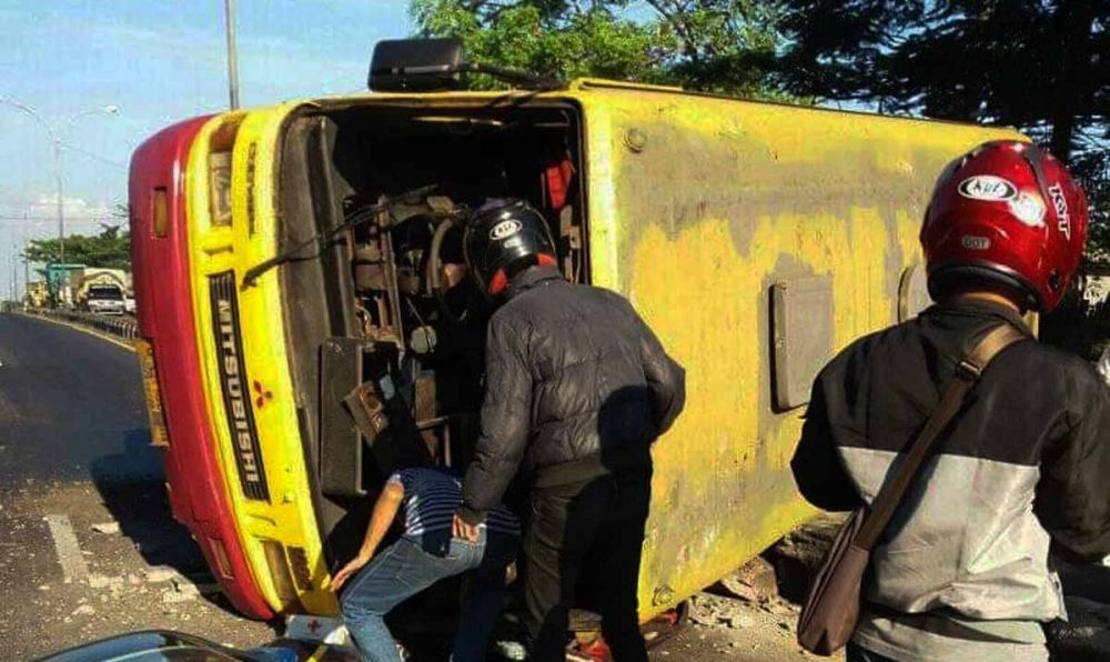 Bus Jurusan Mojokerto-Pasuruan Terguling di Bangil