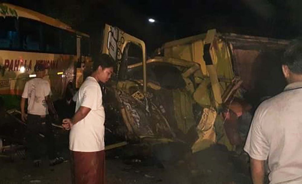 Kabin truk ringsek setelah dihantam Bus Pahala Kencana dalam kecelakaan di Probolinggo