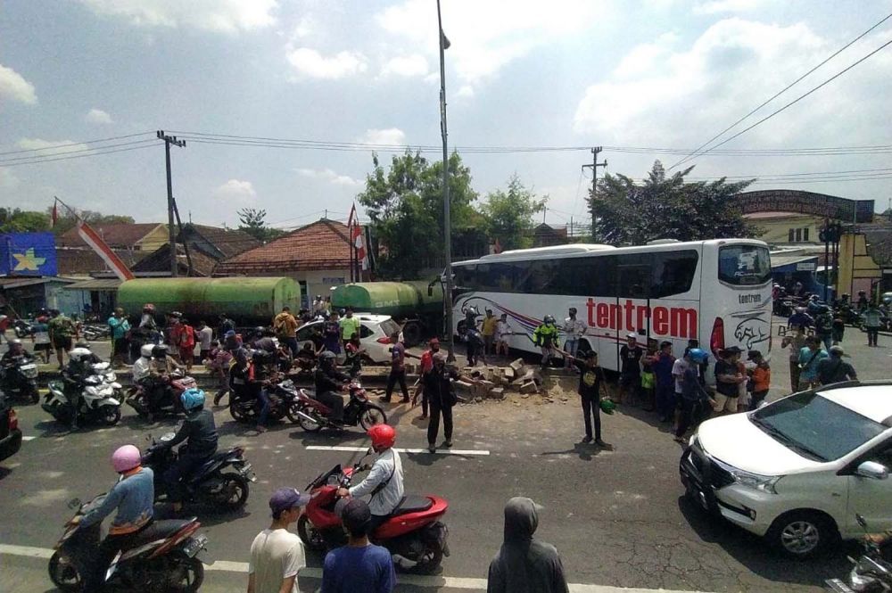 Bus Tentrem seruduk tiga kendaraan di Singosari, Malang


