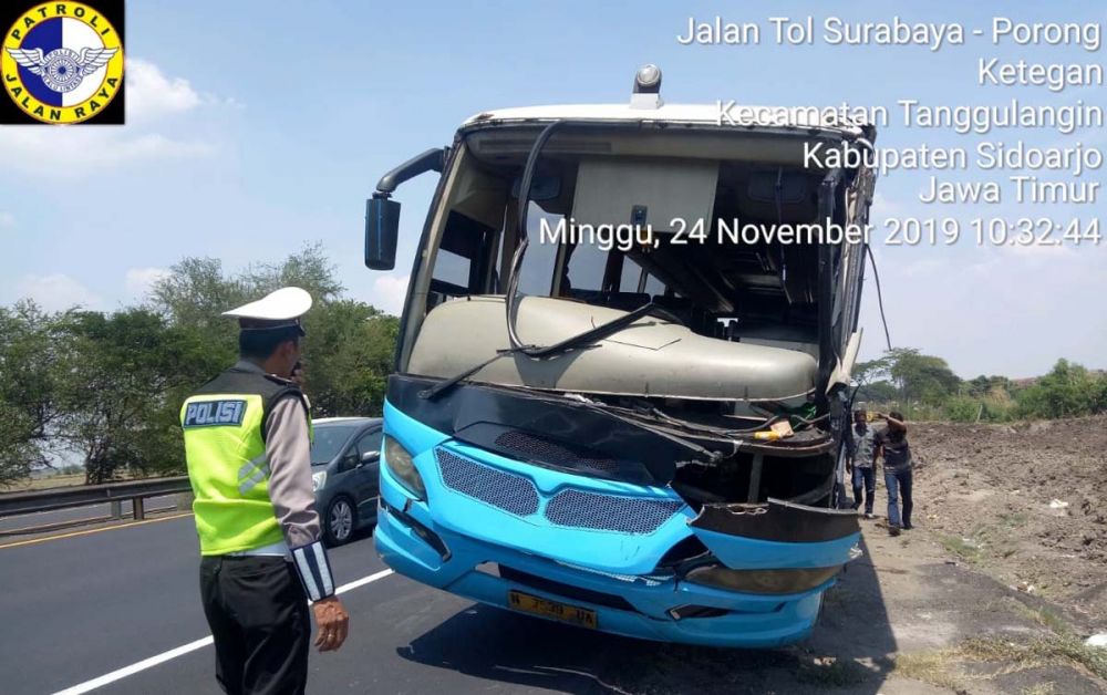 Bus Sinar Mas Seruduk Truk Gandeng di Tol Sidoarjo