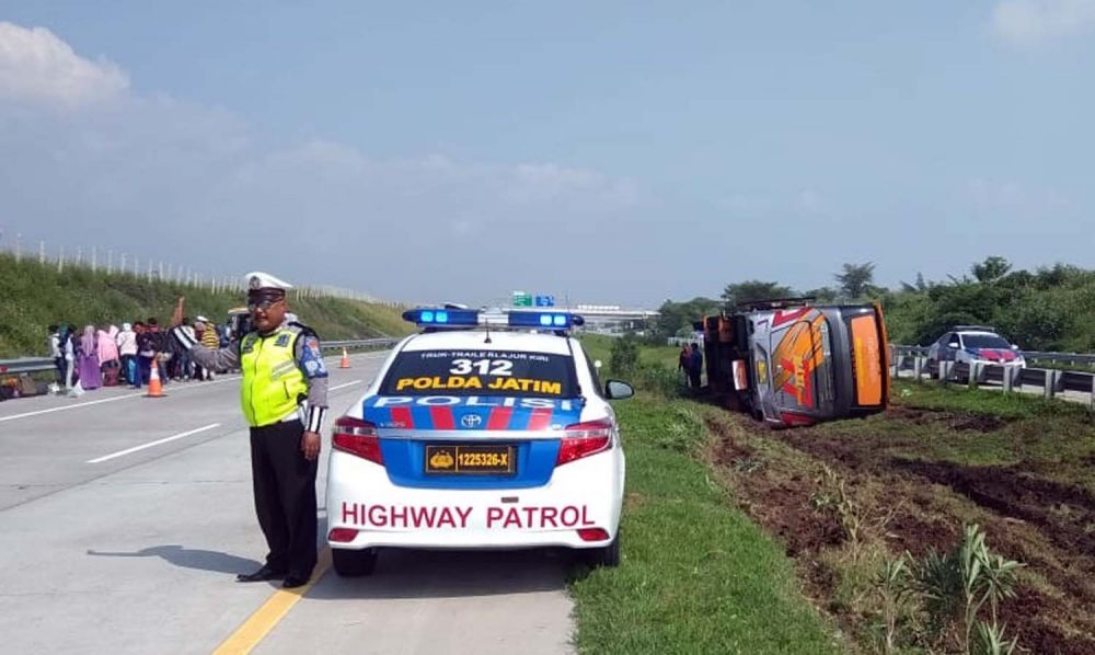 Bus berpenumpang rombongan siswa SD asal Jember terguling di Tol Pasuruan