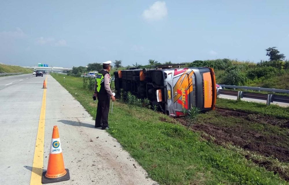 Bus berpenumpang 63 siswa SD asal Jember terguling di Tol Pasuruan