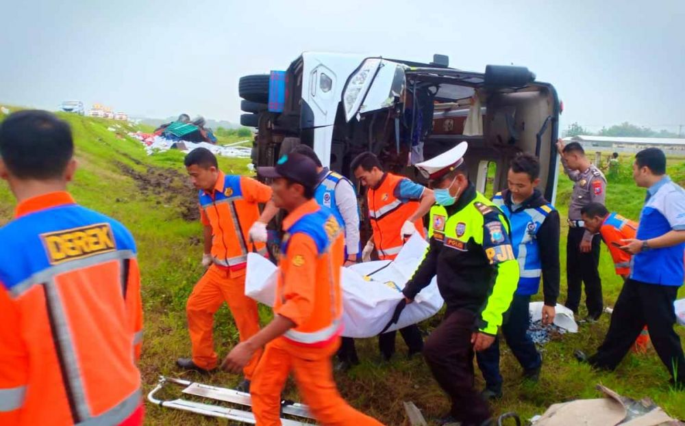 Evakuasi jasad satu penumpang bus pariwisata yang tewas