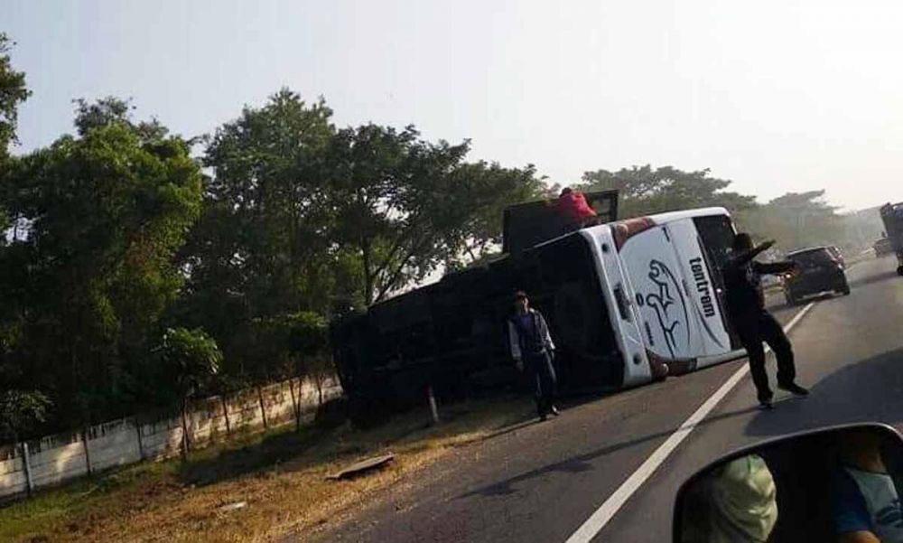 Bus Tentrem terguling di Tol Sidoarjo-Waru (foto: Istimewa)