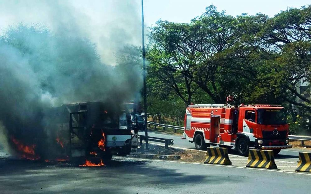 Bus terbakar di Gate Tol Sidoarjo 2 arah Porong (foto-foto: Istimewa)