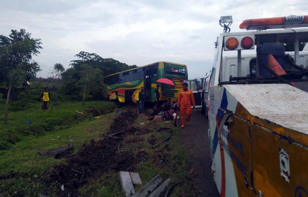 Bus tergelincir dari jalur Tol Sidoarjo