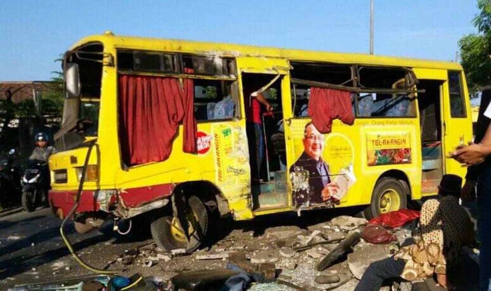 Evakuasi bus terguling di Bangil, Pasuruan