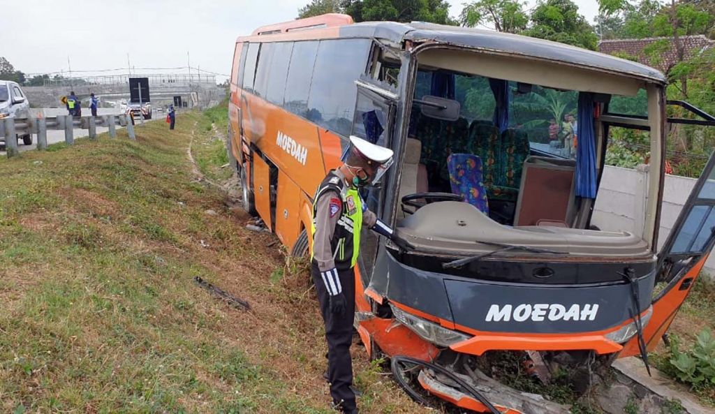 Bus terperosok di Jalan Tol Pandaan-Malang