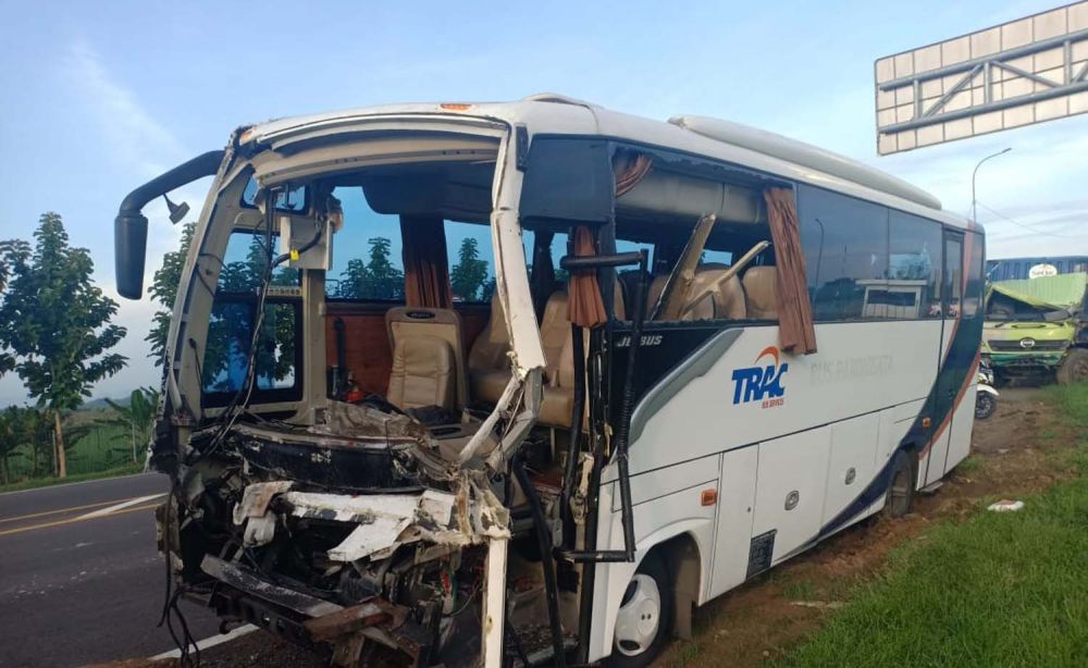 Bus berpenumpang rombongan asal Jatim kecelakaan di Tol Cipali (Foto: Istimewa)