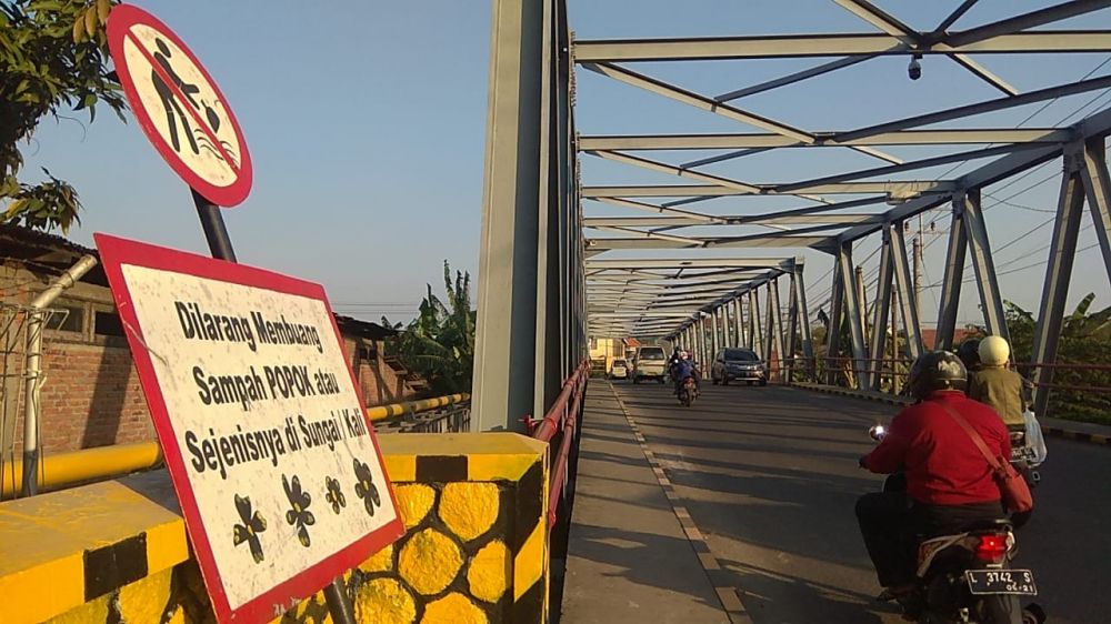 Papan peringatan dan CCTV terpasang di Jembatan Sepanjang (foto-foto: Farizal Tito/jatimnow.com) 