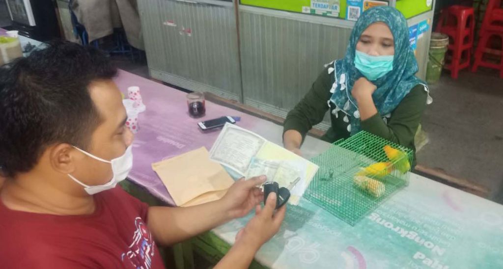 Didik (kiri), pria asal Lamongan yang menukarkan mobil Honda CRV dengan sepasang love bird milik Elly (kanan)