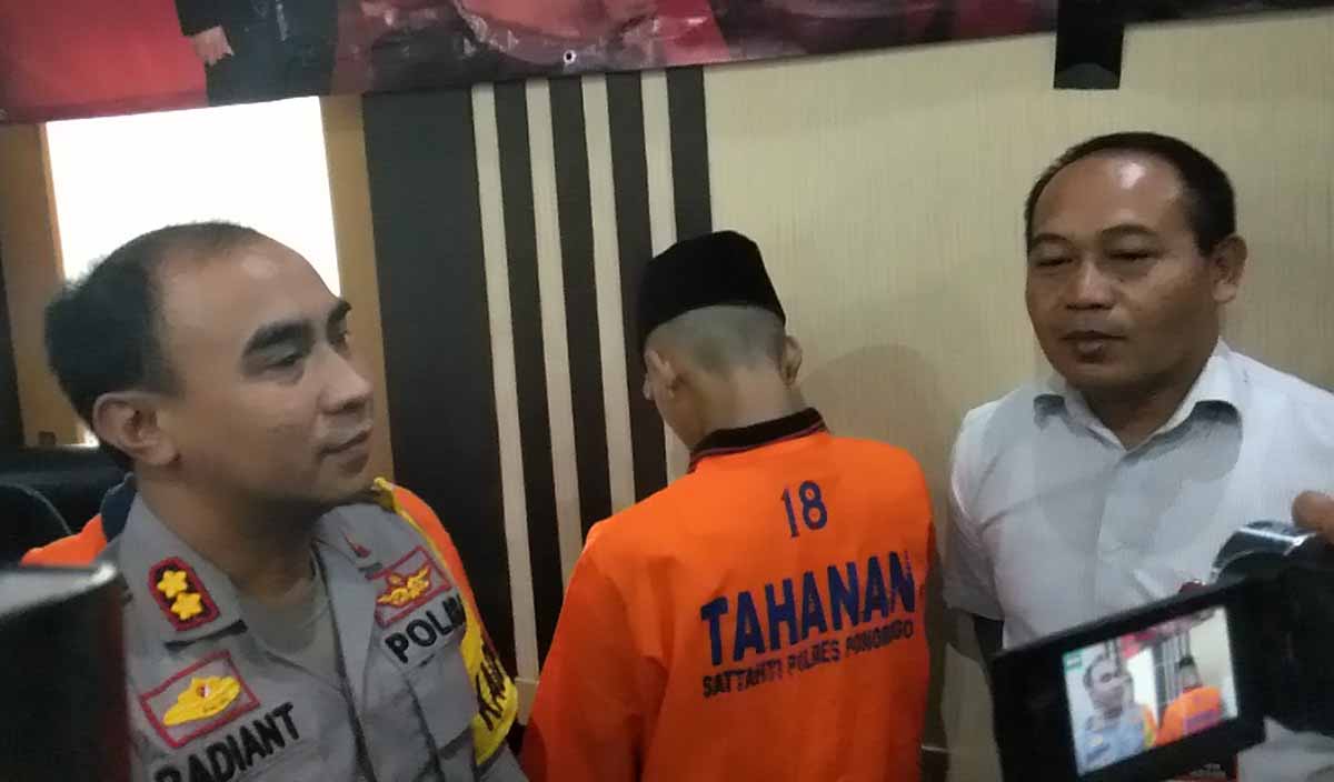Kapolres Ponorogo, AKPB Radiant (kiri) saat menunjukkan pelaku pencabulan