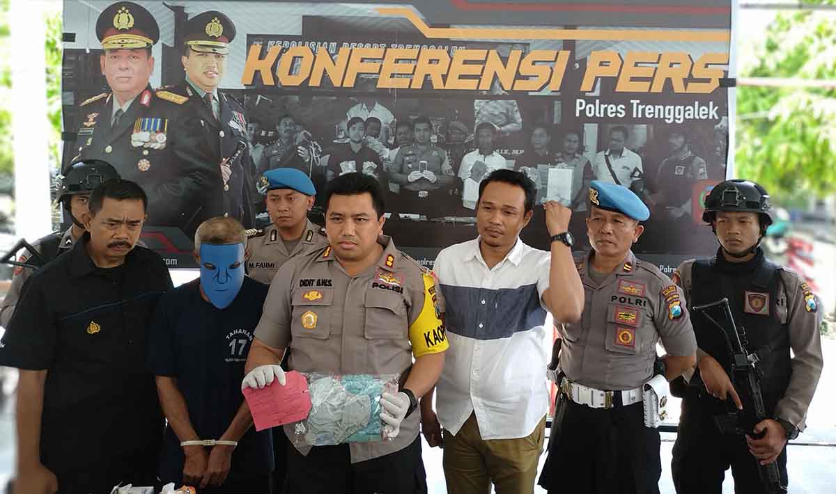 Kapolres Trenggalek, AKBP Didit Bambang Wibowo menunjukkan tersangka dan barang bukti pencabulan
