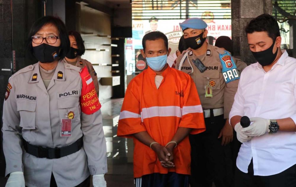 Sopir angkot yang cabuli anak kandungnya diamankan di Mapolresta Malang Kota