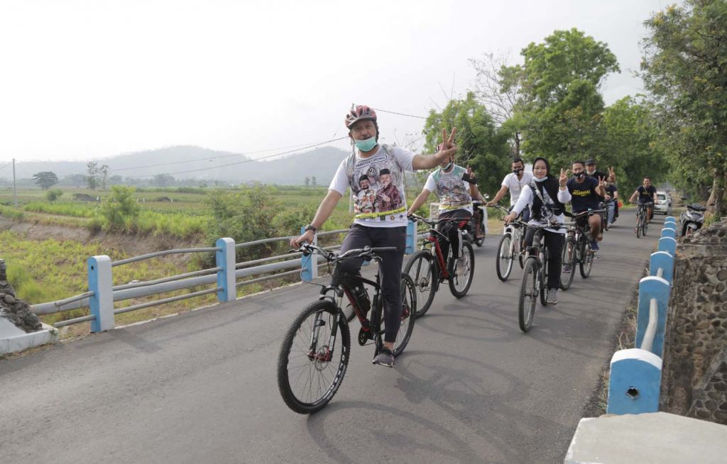 Calon Bupati Ponorogo, Ipong Muchlissoni saat bersepeda