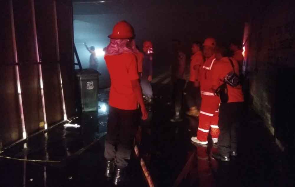 Petugas PMK Madiun berupaya memadamkan api yang membakar Cafe Latte