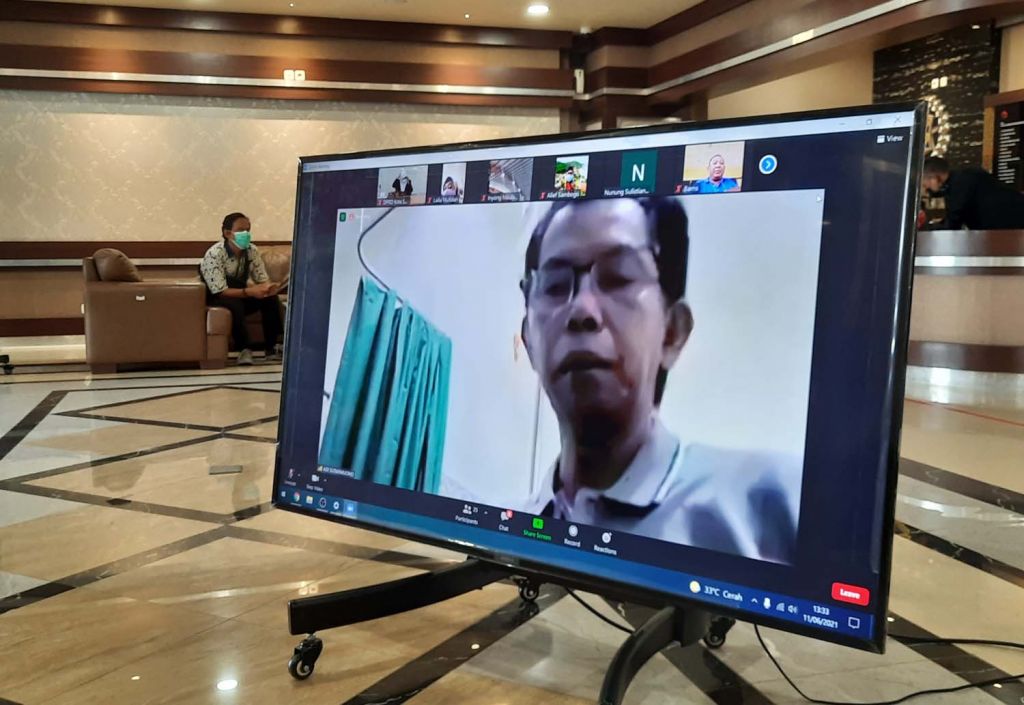 Ketua DPRD Kota Surabaya Adi Sutarwijono saat memberikan keterangan pers secara virtual