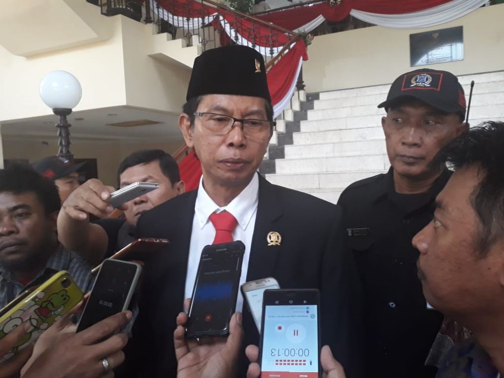 Ketua DPRD Kota Surabaya, Adi Sutarwijono diwawancarai wartawan sebelum Pandemi Covid-19