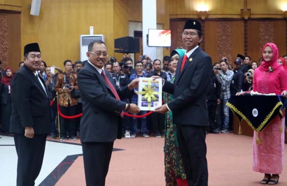 Adi Sutarwijono saat dilantik jadi Ketua DPRD Surabaya sementara/ foto dokumen