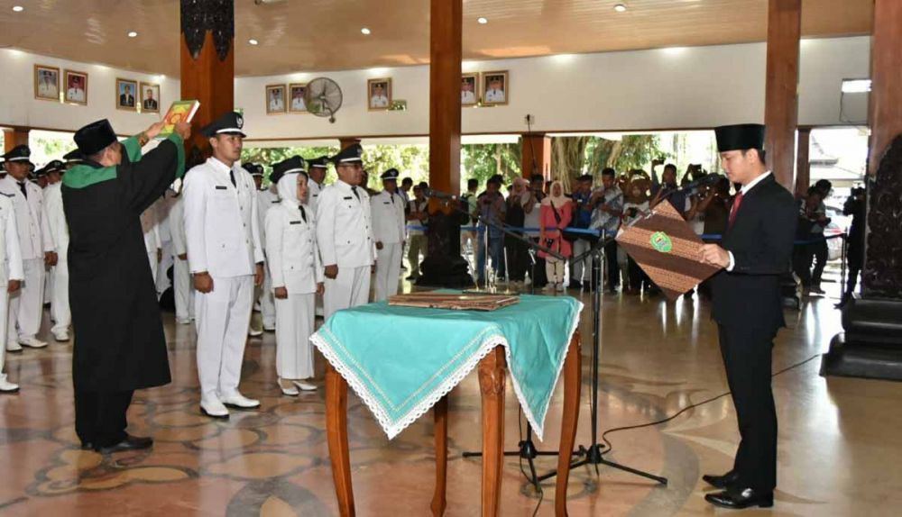 Plt Bupati Trenggalek, Muhammad Nur Arifin saat melantik 131 kepala desa