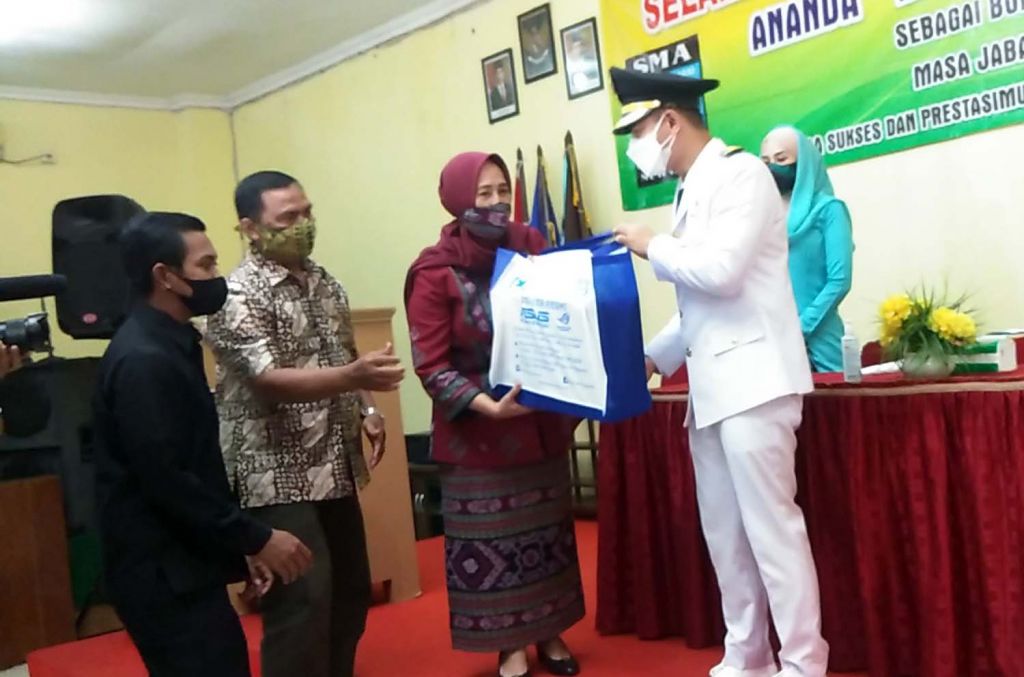 Bupati Trenggalek Mochamad Nur Arifin saat bertemu guru-gurunya di SMAN 6 Surabaya