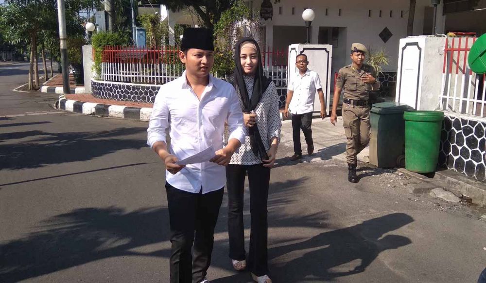 Cak Ipin dan Novita, istrinya saat berjalan kaki ke TPS untuk mencoblos
