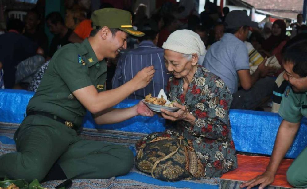 Plt Bupati Trenggalek M Nur Arifin atau Cak Ipin menyuapi nenek pedagang kerupuk di Pasar Pon