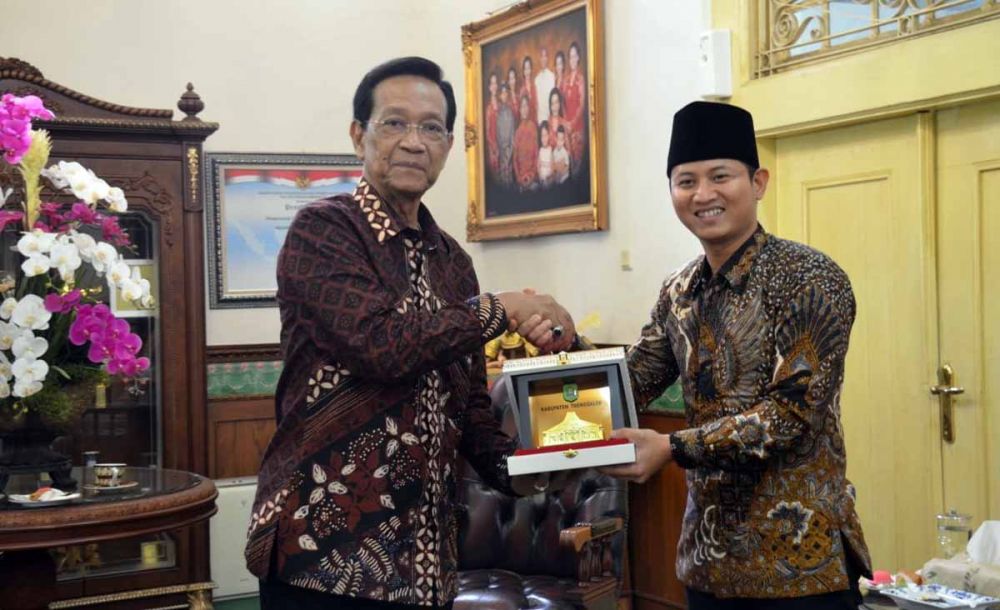 Bupati Trenggalek M Nur Arifin bersama Sri Sultan Hamengkubuwono X