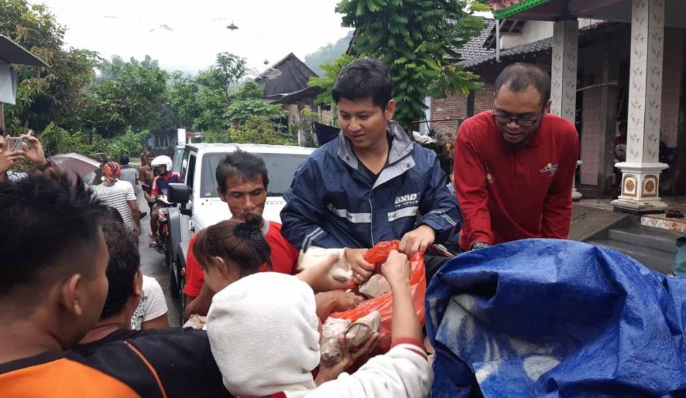 Wakil Bupati Trenggalek, Muhammad Nur Arifin atau Cak Ipin membagikan makanan ke warga terdampak banjir