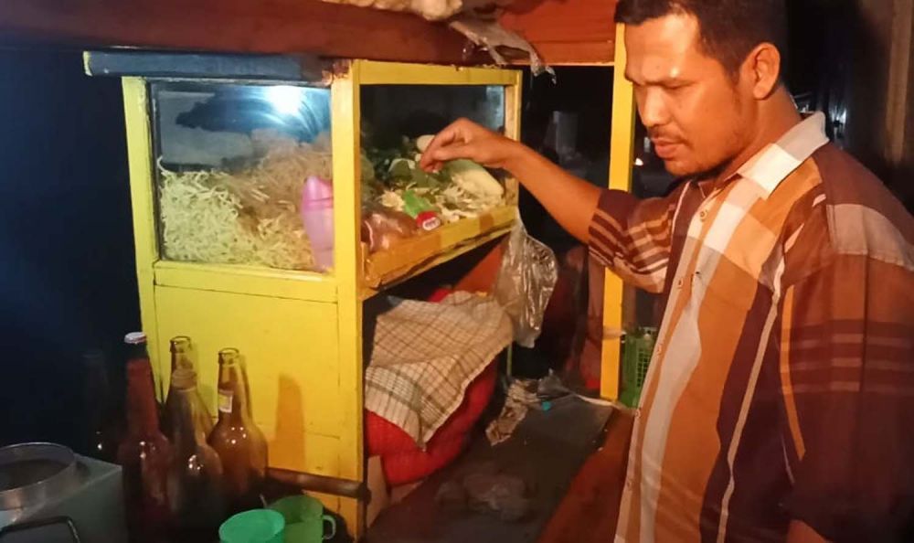 Cak Ngantuk, penjual nasi goreng di Pasuruan dengan aksi aneh
