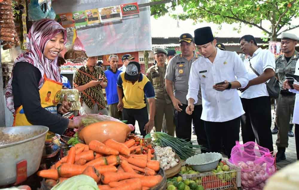 Cak Ipin pantau harga di pasar tradisional Trenggalek