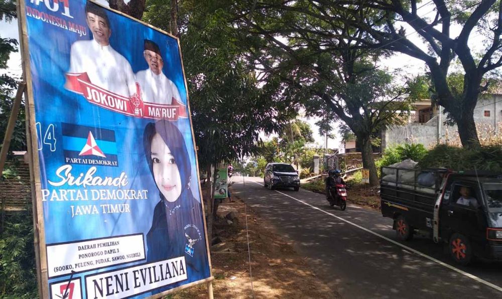 Baliho Caleg Partai Demokrat di Ponorogo yang juga memampang foto Jokowi-Ma'ruf Amin