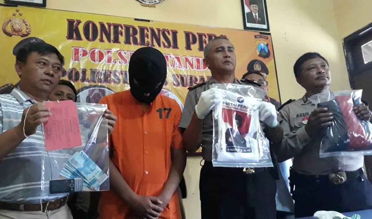 Mohammad Rizal (dua dari kanan) diamankan di Mapolsek Tandes Surabaya