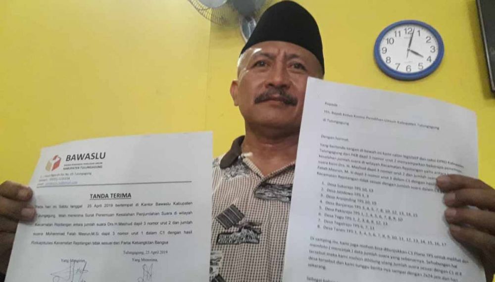 Mashud, Caleg PKP Tulungagung menunjukkan laporanya ke Bawaslu 