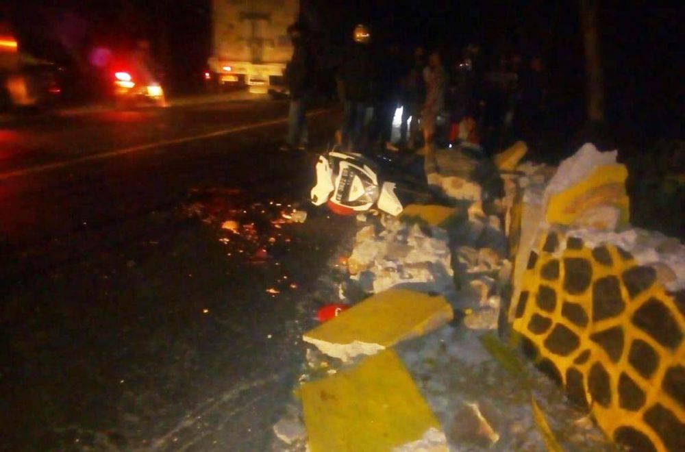 Motor Honda Beat yang dikendarai pasangan calon pengantin menabrak pagar jembatan yang rusak di Madiun