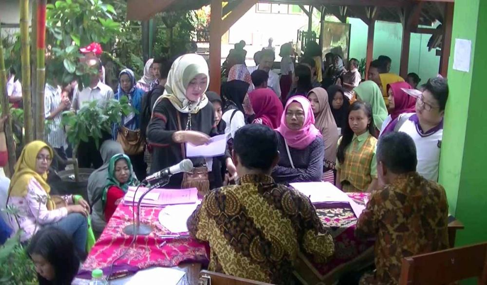 Para calon wali murid mendampingi anaknya mendaftar di SMPN 1 Tulungagung 