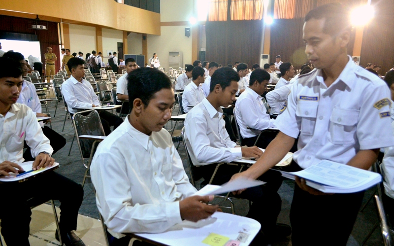 Calon penerima beasiswa teknisi pesawat udara saat menjalani tes.