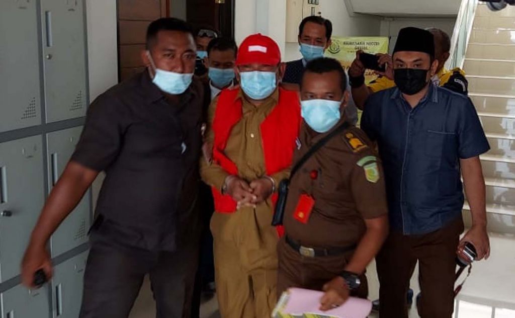 Camat Duduk Sampeyan, Kabupaten Gresik, Suropadi saat digiring petugas kejaksaan