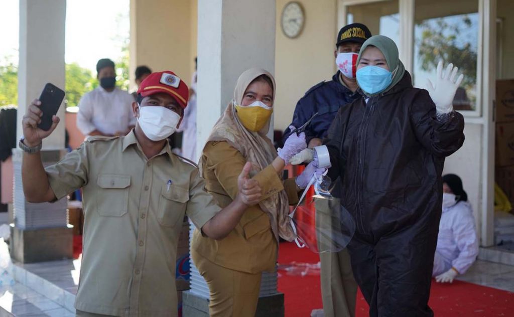 Wakil Ketua Komisi A DPRD Surabaya Camelia Habiba (kanan), saat berada di TPU Keputih