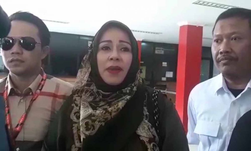 Camelia Malik saat keluar dari Rutan Medaeng usai menjenguk Ahmad Dhani