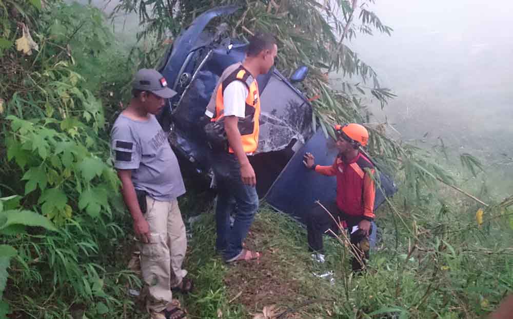 Mobil Avanza Berpenumpang 6 Orang Terjun ke Jurang Cangar
