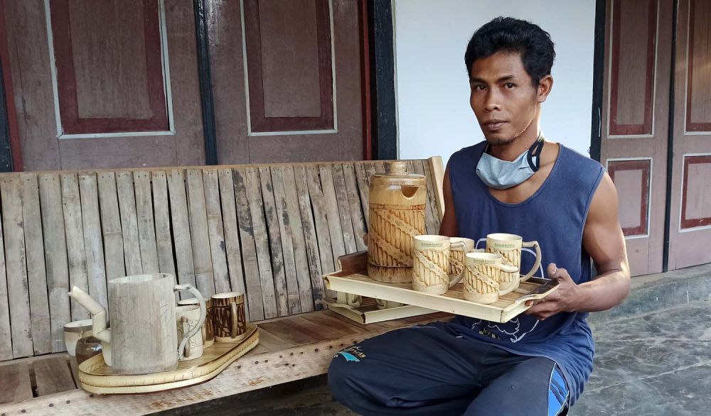Anang Purbantoro menunjukkan kerajinan cangkir dari bambu buatannya